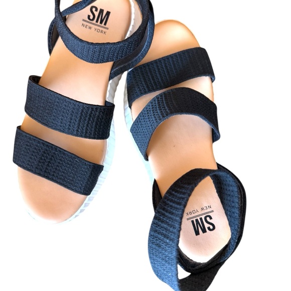 NWOT- Steve Madden Stylish Black Sandals with Cream Sole - Picture 2 of 5